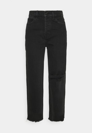 Schwarze High-Waist-Jeans mit geradem Bein, einem zerrissenen rechten Knie und ausgefransten Säumen vor hellem Hintergrund.