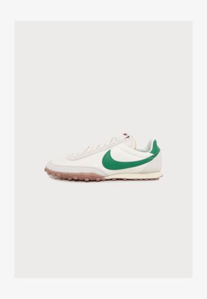 Nike Sportswear, WAFFLE RACER '26 - Tossud - sail/pine green/beach gum/med brown