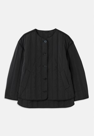 Schwarze gesteppte Button-Up-Jacke mit rundem Hals, langen Ärmeln und zwei schrägen Fronttaschen, flach auf einem weißen Hintergrund dargestellt.
