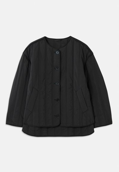 Schwarze gesteppte Button-Up-Jacke mit rundem Hals, langen Ärmeln und zwei schrägen Fronttaschen, flach auf einem weißen Hintergrund dargestellt.