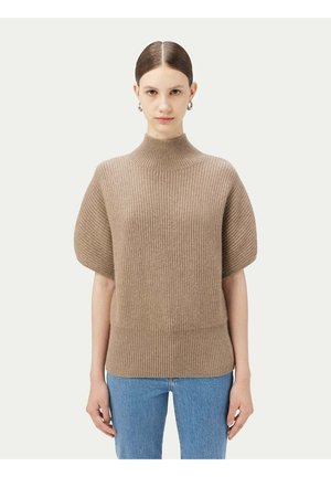 Brauner gerippter Strickpullover mit hohem Hals und kurzen, puffartigen Ärmeln. Der Stoff hat eine glatte Textur und wird über hellblauen Jeans getragen.