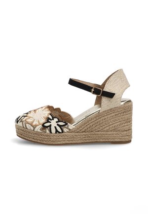 Sandalia cuña esparto con tacón tejido beige, hebilla en el tobillo negra y puntera beige con bordado floral.