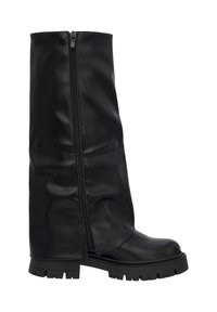 Botas altas de imitación de cuero negro hasta la rodilla, con un zipper vertical, suela de granulado grueso, textura suave y un diseño ajustado y arrugado.
