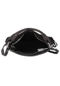 Sort læderhåndtaske med glat tekstur, lynlåsåbning og indvendige rum; har sølvfarvede beslag og aftagelig rem.