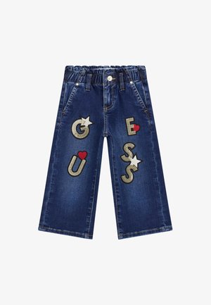 Pantalones de mezclilla con una cintura de altura media, piernas anchas y parches decorativos que presentan letras, estrellas y corazones en varios colores.