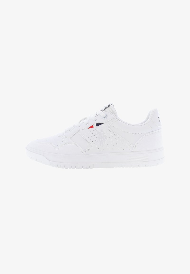 Sneakers atletici bianchi con sezioni traforate traspiranti, dettagli testurizzati e dettagli multicolori (blu navy e rosso) sul lato laterale.