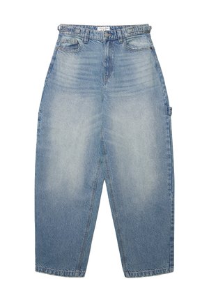 Pantaloni denim blu chiaro a vita alta con vestibilità ampia, dotati di tasche frontali, chiusura con bottone e una texture sbiadita.