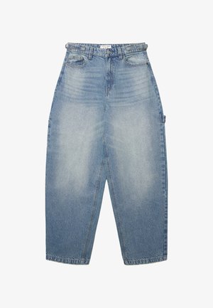 Pantaloni denim blu chiaro a vita alta con vestibilità ampia, dotati di tasche frontali, chiusura con bottone e una texture sbiadita.