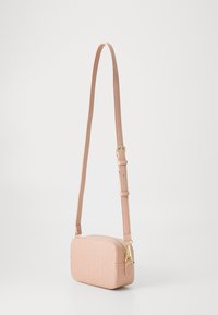 Ροζ ορθογώνια τσάντα ώμου με υφή, χρυσές λεπτομέρειες και ρυθμιζόμενο λουράκι. Λείο φινίρισμα με λεπτομέρεια κλεισίματος με φερμουάρ.