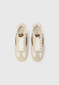 Ζευγάρι μπεζ αθλητικά παπούτσια με λευκά κορδόνια και λεπτομέρειες με λεοπάρ μοτίβο στα πλάγια, εμφανιζόμενα από πάνω σε λευκό φόντο.