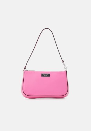 Sac à bandoulière rectangulaire rose avec bordure noire, fermeture éclair argentée et une étiquette noire avec l'inscription "kate spade new york" à l'avant.