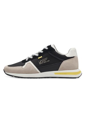 Schwarzer und grauer Stoffschaft-Sneaker mit beigen Wildlederakzenten, weißer Zwischensohle, gelben Details und traditionellem Schnürsystem.
