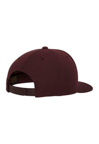 Bordó snapback sapka strukturált kialakítással, lapos karimával, texturált szövetből készült, hátul állítható műanyag pánttal. Ventilációs szellőzőnyílásokat tartalmaz.
