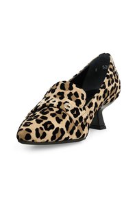Mocassini stampa leopardata realizzati in camoscio strutturato, con punta appuntita e tacco basso a blocco, con dettagli decorativi metallici sulla tomaia.