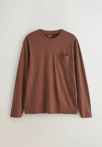 Langärmliges braunes T-Shirt aus Baumwolle mit rundem Ausschnitt und Brusttasche. Glatte Textur und gerader Saum.