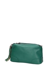 Borsa cosmetica verde in pelle con finitura texturizzata, forma rettangolare, chiusura con zip e un pon-pon decorativo attaccato.