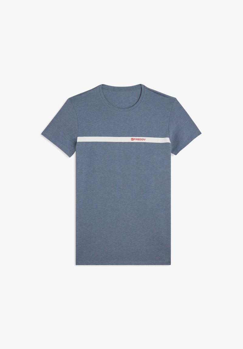 Camiseta de algodón azul con cuello redondo, que presenta una franja horizontal blanca y el logo "FREDDY" en rojo centrado encima de la franja.