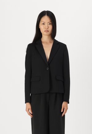 Blazer nero con vestibilità sartoriale, rever a punta, chiusura con un bottone e due tasche frontali, realizzato in tessuto texturizzato.