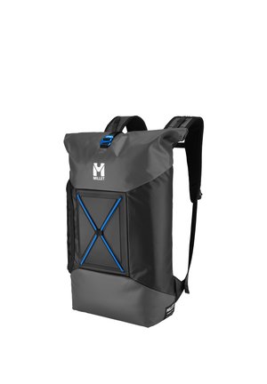 Sac à dos à fermeture roulante noir et gris avec bretelles rembourrées, boucle bleue, panneau avant avec cordons élastiques croisés bleus, et logo Millet.