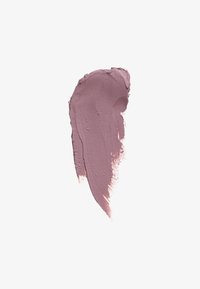 Matowa pomadka w kremie w delikatnym odcieniu mauve, o gładkiej teksturze i lekkim połysku; nałożona w zakrzywiony, nieregularny pasek na białym tle.