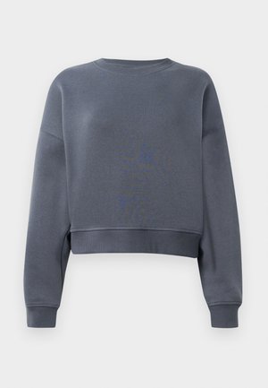 Grå kort sweatshirt laget av mykt stoff med rund hals, ribbede mansjetter og et svakt teksturmønster på forsiden.
