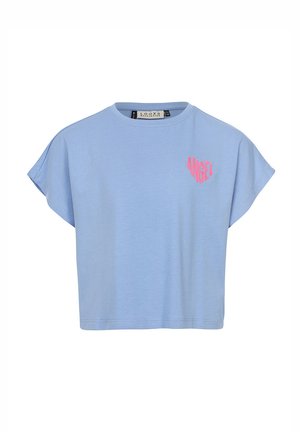 Lichtblauw katoenen t-shirt met korte mouwen en een relaxte pasvorm, met "ANGEL" in felroze op de linkerkant van de borst gedrukt. Eenvoudige ronde hals.