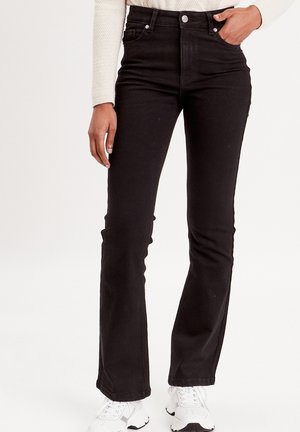 Jean en denim noir évasé avec une taille haute, poches avant et accents de boutons en argent. Texture lisse, coupe ajustée et longueur complète.