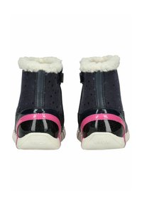 Botas de tobillo azul marino con cuello de pelo sintético, acentos de charol rosa y patrones de estrellas en material suave. Presentan punta redondeada y suela texturizada.