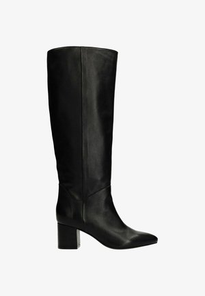 Botte en cuir noire hauteur genou avec un bout pointu et un talon carré, texture lisse et détails de couture minimaux.