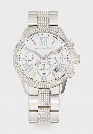Srebrny zegarek chronograf z białą tarczą, błyszczącą bransoletą i textured link. Posiada cyfry rzymskie oraz wyświetlacz daty.