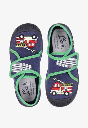 Dunkelblaue Stoffschuhe mit grünen Akzenten, die auf der Außenseite ein gesticktes rotes Feuerwehrfahrzeugdesign und eine strukturierte schwarze Sohle aufweisen.