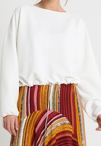 OPUS Pitkähihainen paita - off-white