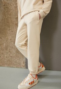 adidas Originals ESS PANTS - Tracksuit bottoms - white