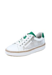 Baskets blanches avec accents verts, texture perforée, fermeture à lacets et détail de fermeture éclair sur le côté. Comprend une bordure en jute tissé et une semelle en caoutchouc.
