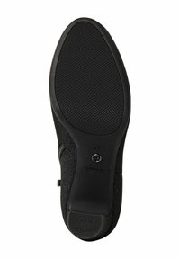 Sole di scarpa nera con una superficie in gomma testurizzata, contrassegnata da un logo circolare e da un'indicazione di taglia. Cuciture laterali visibili. Finitura complessiva liscia.