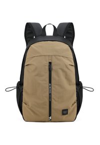 Sac à dos marron et noir avec un tissu texturé, présentant une fermeture éclair centrale, des poches latérales et des bretelles rembourrées réglables.