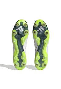 Scarpe da calcio bianche con un design elegante, dettagli in verde e sei tacchetti metallici per una migliore aderenza sul fondo. Motivo testurizzato visibile sulla suola.