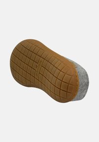 Chaussure slip-on supérieure grise avec une semelle en caoutchouc brun texturé présentant un motif en grille et une couture de renfort sur le bord.