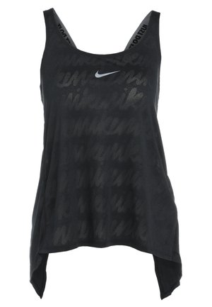 Kobieta ubrana w czarny top Nike i legginsy w lamparcie wzory oraz białe sneakersy Nike stojąca na białym tle.