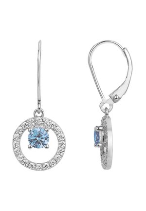 Orecchini a cerchio in argento con una pietra preziosa blu centrale circondata da piccoli cristalli trasparenti, con chiusura a leva per una tenuta sicura.