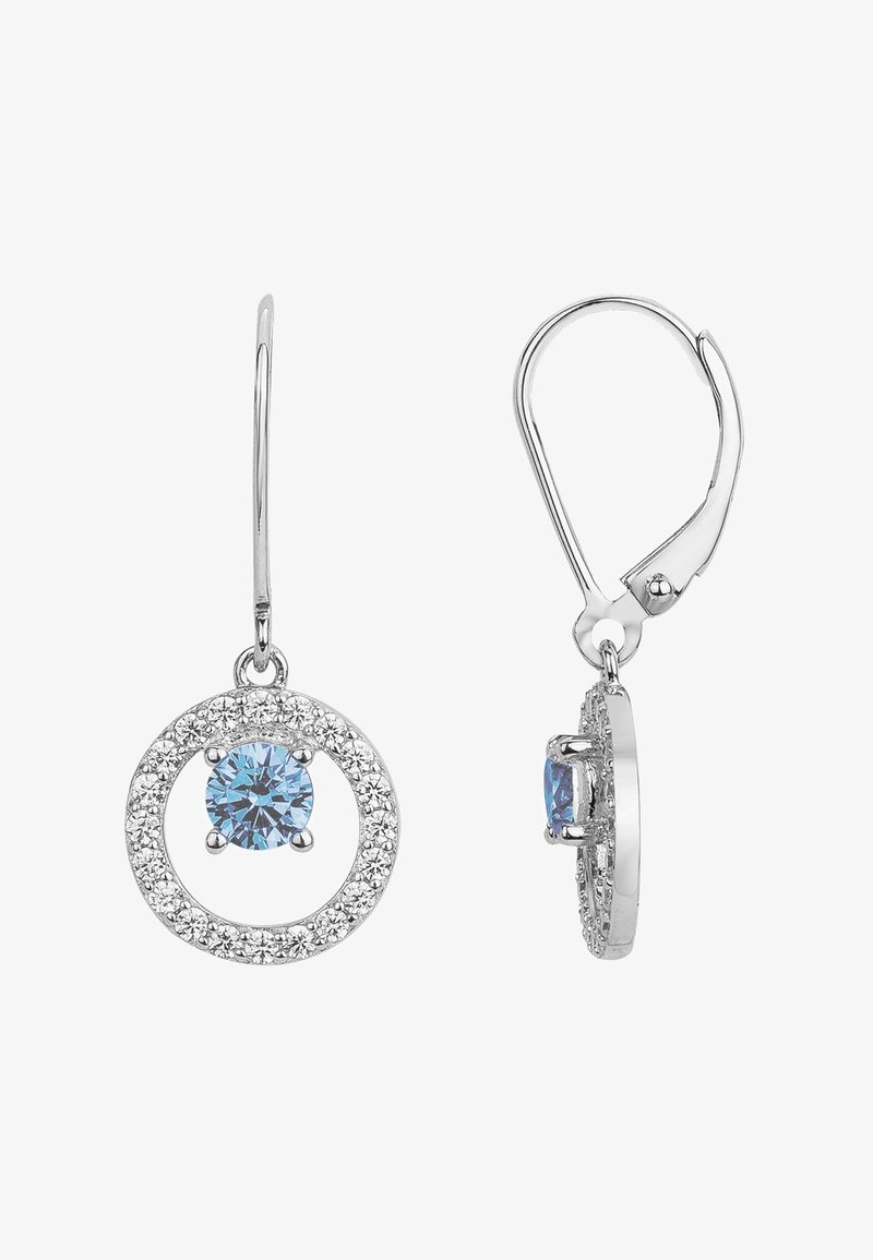Boucles d’oreilles créoles en argent avec une pierre précieuse bleue centrale entourée de petits cristaux clairs, avec fermoirs à levier pour un port sécurisé.