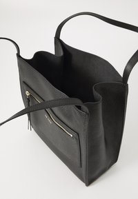 Borsa tote in pelle nera con finitura texture, apertura superiore, tasche interne e una tasca anteriore con zip e rifiniture in argento.