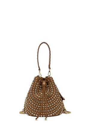 Borsa a secchiello in suede marrone con accenti dorati, impreziosita da strass rotondi, presenta una chiusura con coulisse e una tracolla a catena removibile.
