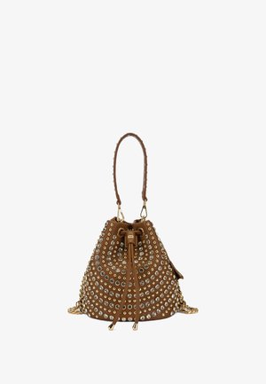 Borsa a secchiello in suede marrone con accenti dorati, impreziosita da strass rotondi, presenta una chiusura con coulisse e una tracolla a catena removibile.