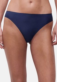 Marineblauwe bikinibroekjes met een hoog uitgesneden broekspijp, een gladde textuur en een minimalistische stijl, geschikt voor zwemkleding.