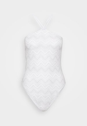 Bañador blanco de una sola pieza con un patrón en forma de chevrón, diseño de cuello halter y tirantes finos. Fabricado con material texturizado.