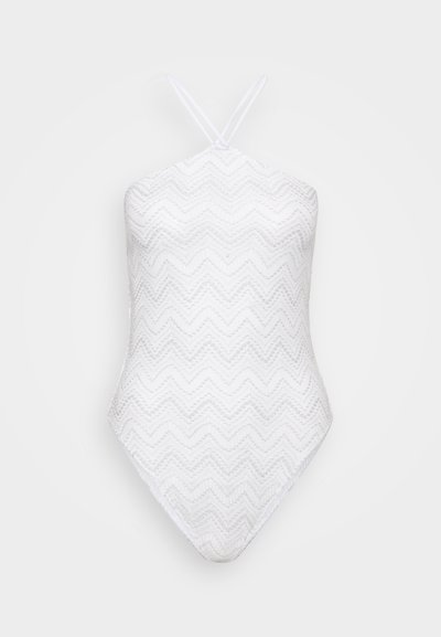 Bañador blanco de una sola pieza con un patrón en forma de chevrón, diseño de cuello halter y tirantes finos. Fabricado con material texturizado.