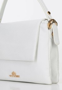 Bolso de mano de cuero texturizado blanco con herrajes en tono dorado, cierre de solapa y correa corta, mostrando el logo de la marca en el frente.