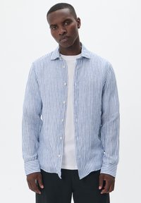 Camicia a maniche lunghe a righe blu e bianche, design con bottoni, realizzata in tessuto leggero, con colletto alla francese e polsini con righe a contrasto.