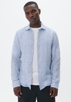 Camicia a maniche lunghe a righe blu e bianche, design con bottoni, realizzata in tessuto leggero, con colletto alla francese e polsini con righe a contrasto.
